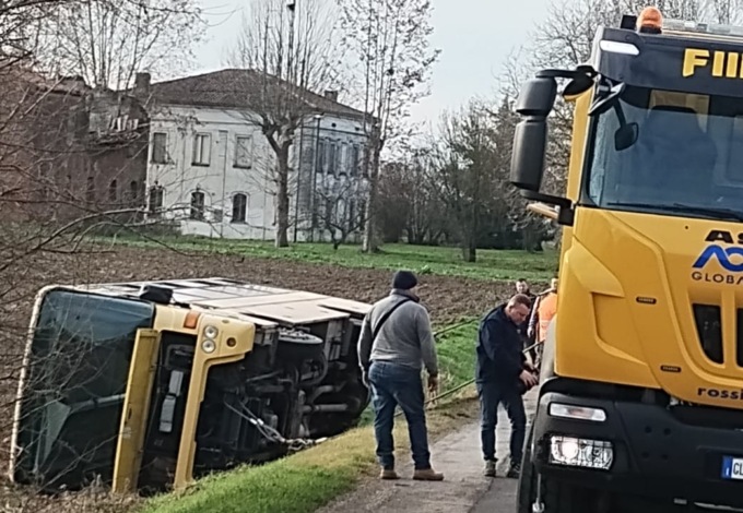 Cede la banchina, scuolabus con due bambine a bordo finisce nel fossato