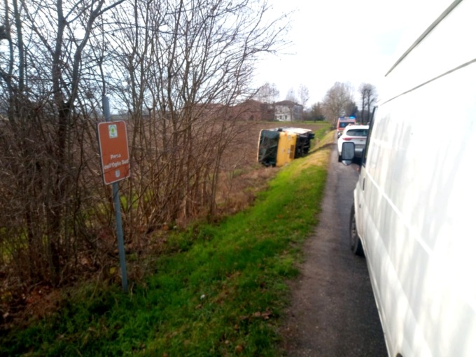 Scuolabus nel fosso: il conducente positivo all’alcoltest