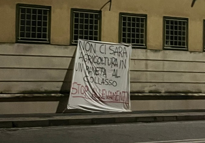 Striscioni ambientalisti a Mantova: “Non ci sarà agricoltura in un pianeta al collasso”