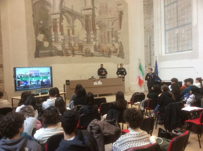 Educazione stradale ai prossimi patentati, le lezioni della Polizia Locale al liceo Virgilio