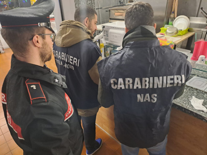 Kebab di Mantova nei guai, tra i dipendenti c’è un clandestino