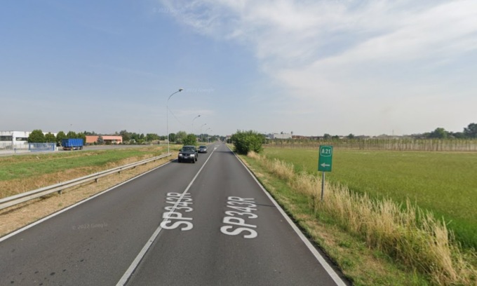 Alza il gomito con l’alcol, si mette alla guida e finisce in un campo fuori strada