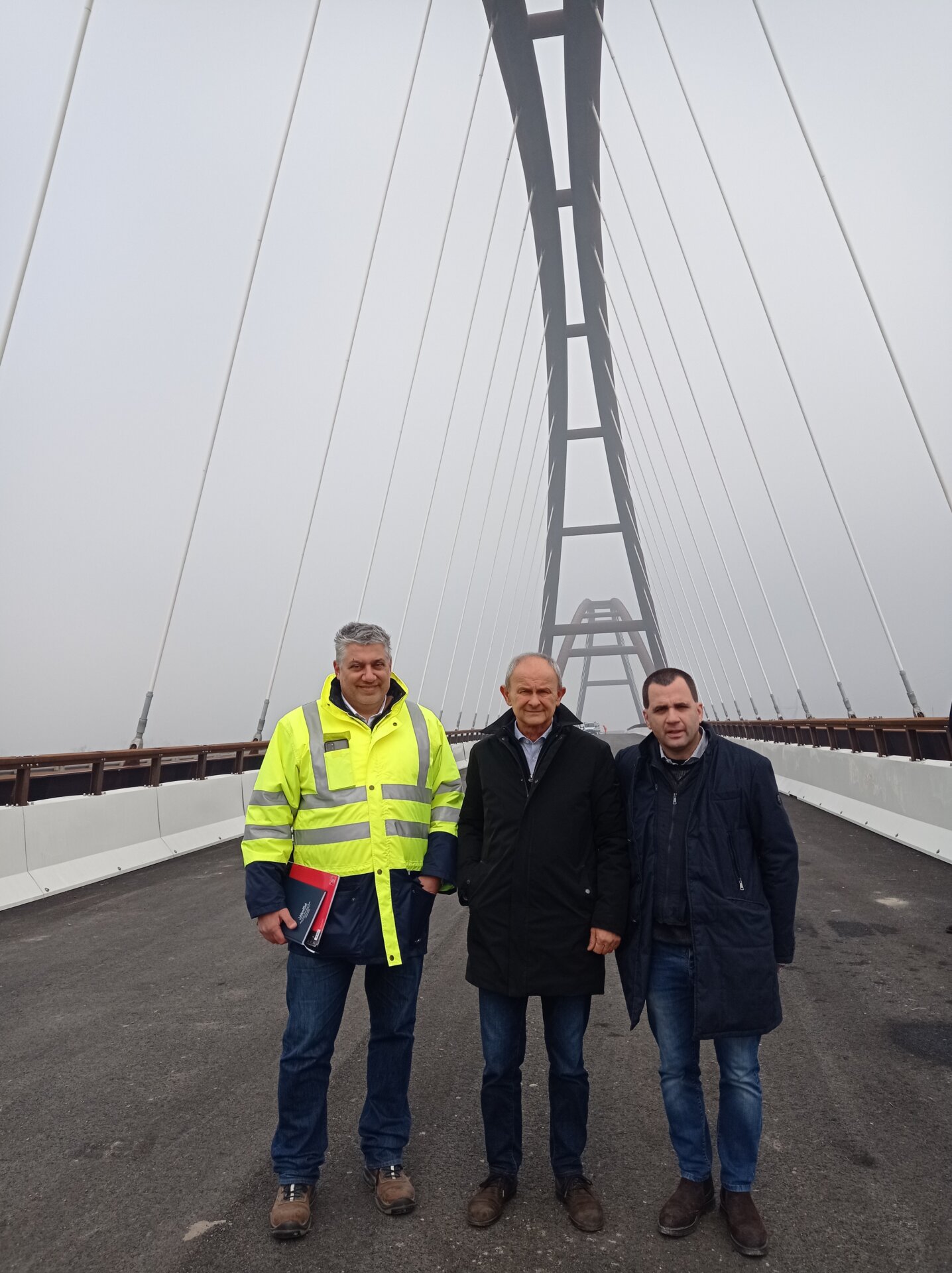 Un recente sopralluogo al ponte: l'ingegnere Antonio Covino, il sindaco di San Benedetto Roberto Lasagna e il presidente della Provincia Carlo Bottani