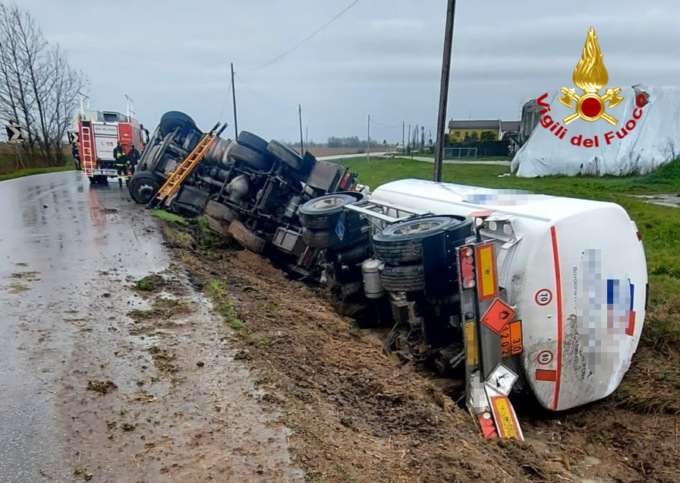 Autotreno che trasporta gasolio si ribalta in un fosso sulla Sp 25