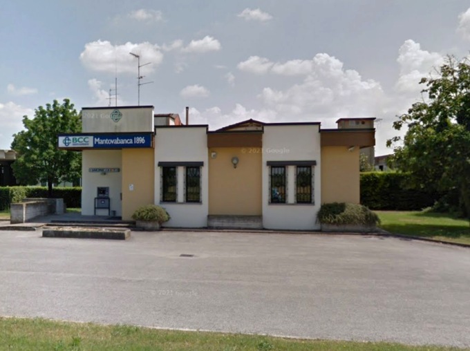 Bancomat saltato e porta divelta, ma i ladri fuggono a mani vuote