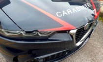 Fugge dall'auto durante il controllo dei carabinieri: 20enne arrestato per spaccio