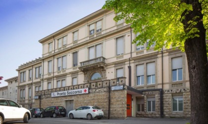 Vanno al pronto soccorso, si fanno curare e poi rubano una sedia a rotelle