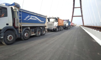 Sul nuovo ponte di San Benedetto Po 560 tonnellate: al via le prove di carico