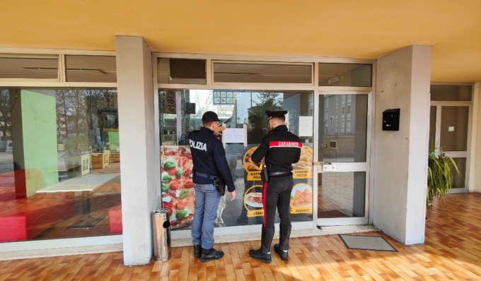 Rissa fuori dal kebab a colpi di mazze e lancio di bottiglie, scatta la chiusura