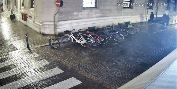 Abbandonano i rifiuti davanti ai cassonetti, 500 euro di multa per due giovani