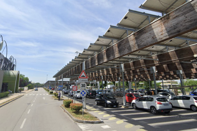 Cerca di aprire le auto parcheggiate al centro commerciale ma viene beccato, 20enne nei guai