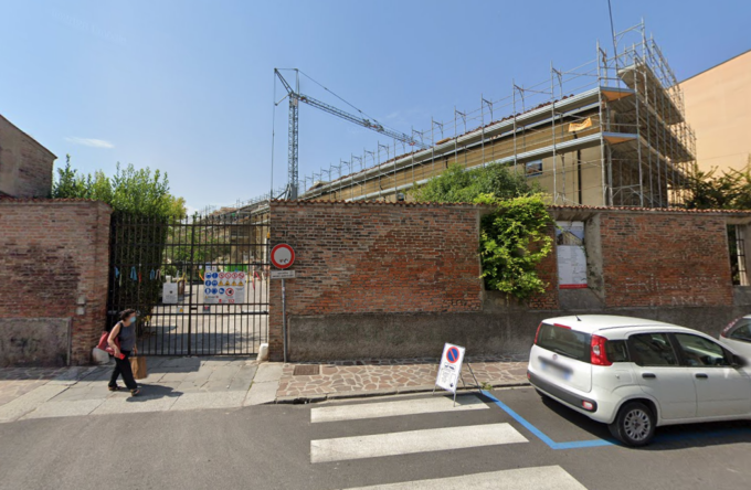 Incendio al cantiere della palestra della scuola media Sacchi di Mantova, operaio ustionato