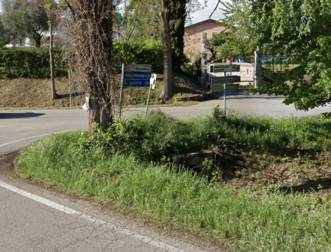 Finiscono con l’auto contro un albero e si ribaltano, paura per una famiglia con un bimbo di 2 anni