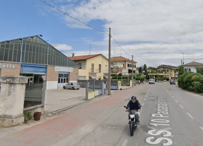 Si schianta contro l’auto che aveva davanti, motociclista 18enne vola sulla carreggiata