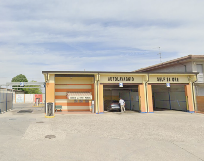 Porta l’auto a lavare ma si sente male, 71enne ritrovato morto nel Mantovano