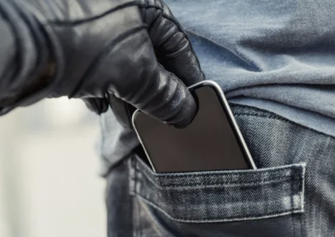 Ruba un cellulare in pieno centro a Mantova e chiede soldi alla vittima per restituirglielo