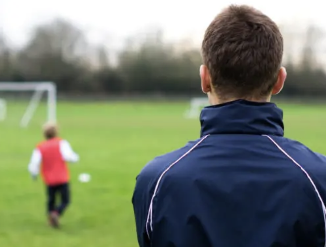 Ex allenatore di calcio abusa dei suoi ragazzi, obbligati a spogliarsi mentre lui li filmava