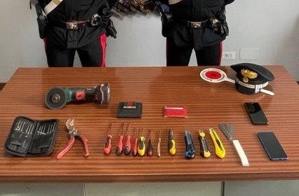 Ladri colti sul fatto: proprietario di casa e carabinieri si lanciano all’inseguimento