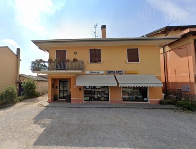 Rubano, minacciano e insultano gli agenti e danneggiano la Questura: due in arresto