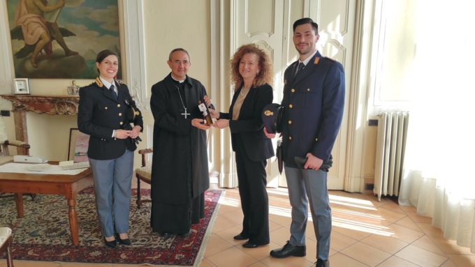 La Questura dona al vescovo l’olio prodotto con gli olivi del Giardino della Memoria di Capaci