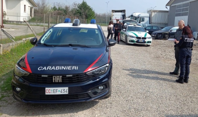 Maxi operazione coi droni: scoperti 1000 metri quadri di discarica abusiva e deposito di veicoli abbandonati