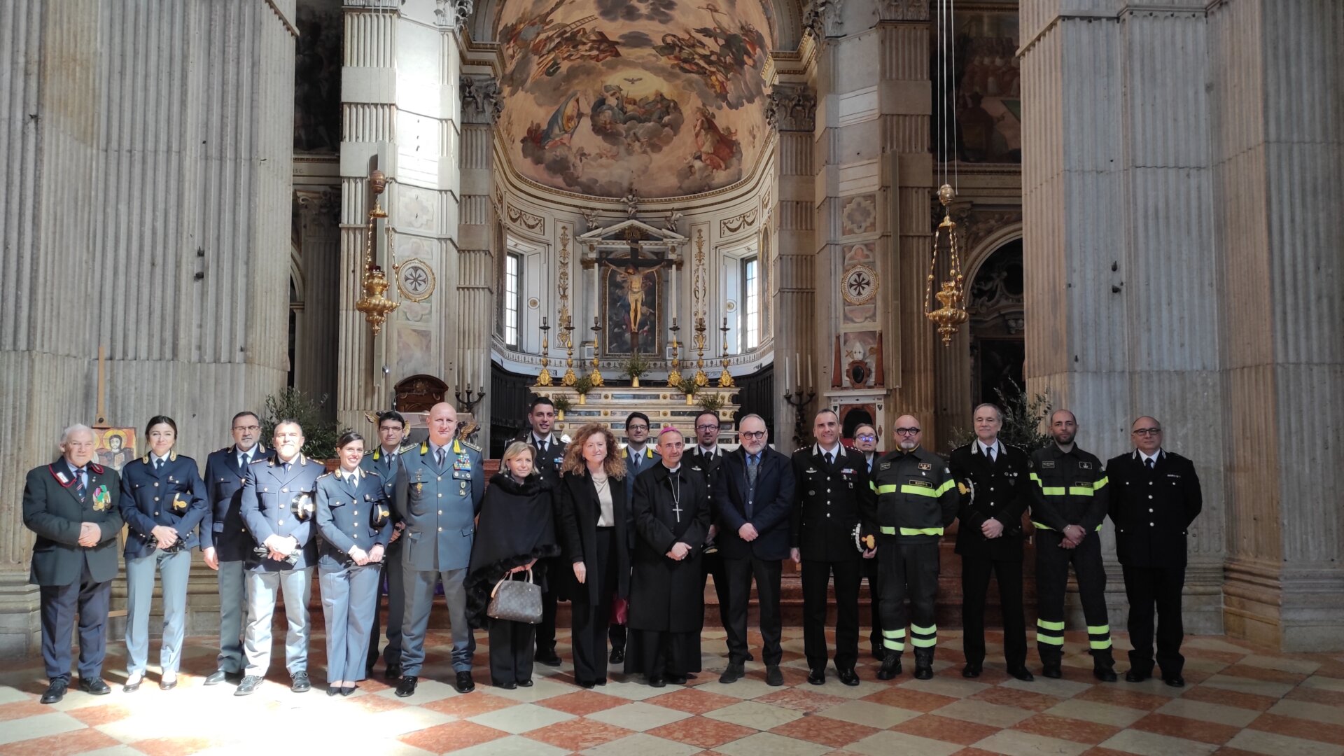 Le forze dell'ordine e le associazioni che hanno preso parte al precetto pasquale nel duomo di Mantova