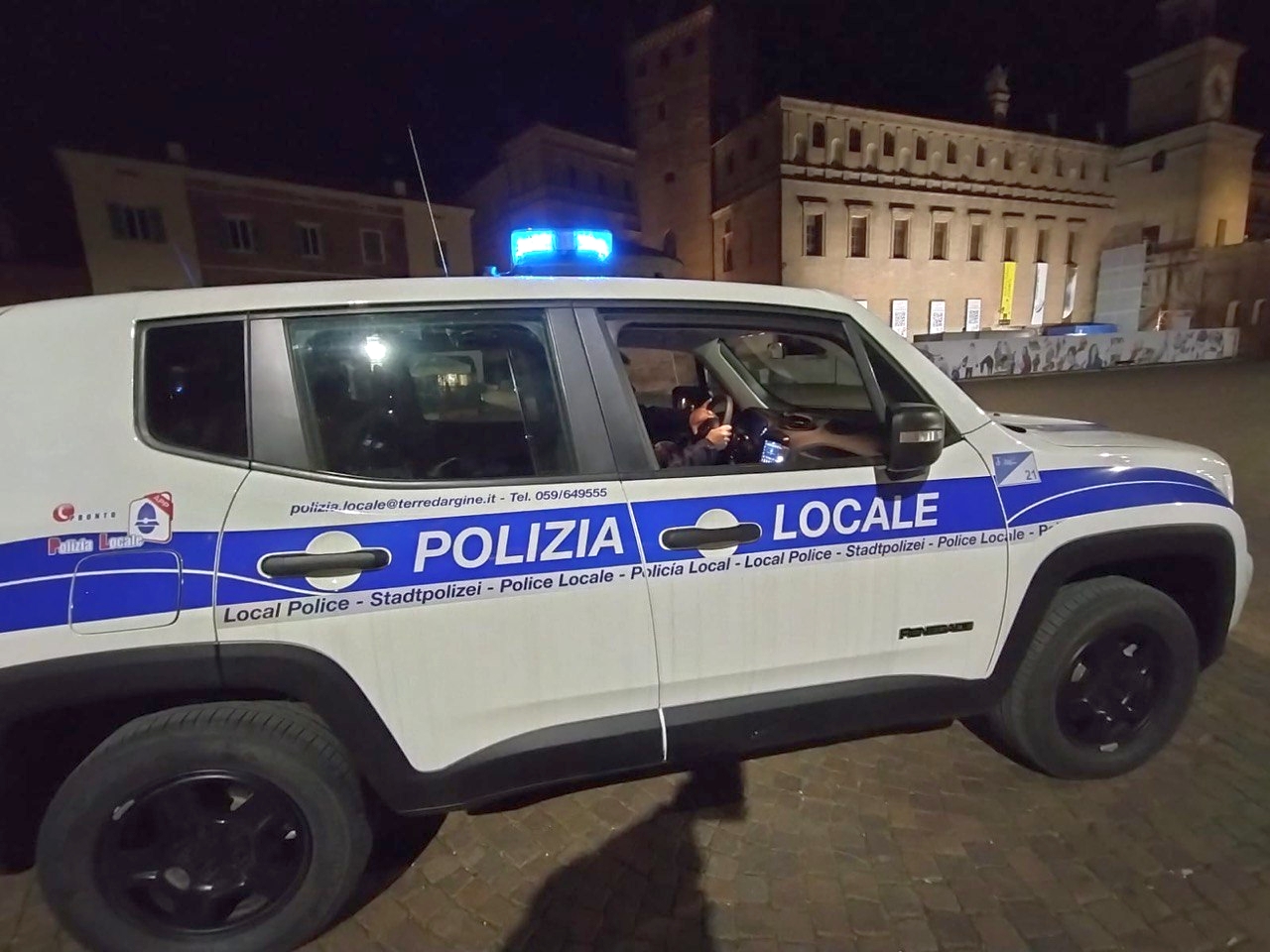 Un mezzo della polizia locale di Carpi (foto dal sito del Comune di Carpi)