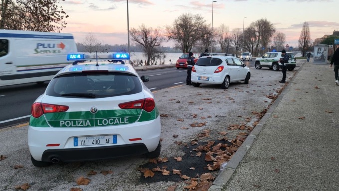 In auto con la patente falsa (di nuovo): nei guai il conducente