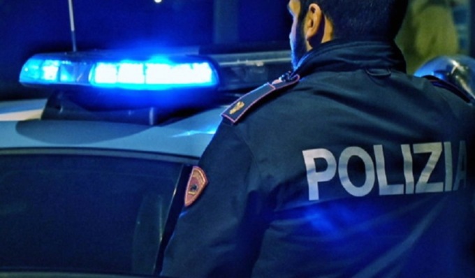 Ubriaca non si ferma all’alt e sperona (due volte) la macchina della Polizia