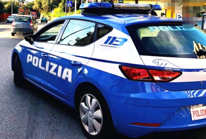 Pestato con calci e pugni davanti alla stazione per rubargli il telefono cellulare