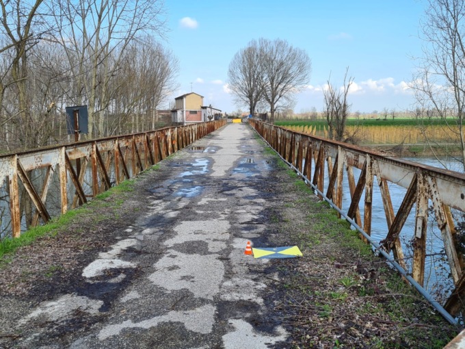 Maxi controlli all’antico ponte chiuso: ora la decisione sul manufatto a cavallo di due province