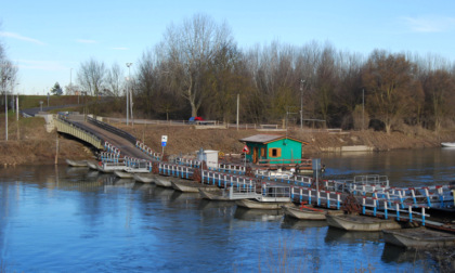 Il livello del fiume si alza: di nuovo chiuso il ponte di barche di Torre d'Oglio