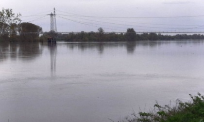 Arriva una nuova ondata di piena del Po. A Torre d'Oglio ponte di barche già chiuso