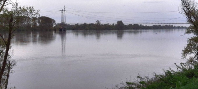 Arriva una nuova ondata di piena del Po. A Torre d’Oglio ponte di barche già chiuso