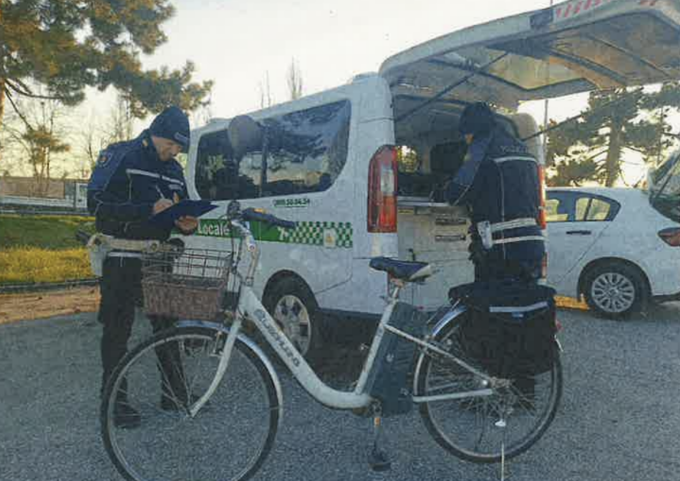 Cammina per Mantova e ritrova fuori da un negozio la bicicletta che le avevano rubato