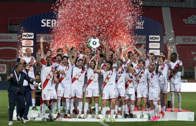 Il Mantova premiato per la promozione in Serie B e la festa continua nonostante la sconfitta contro il Vicenza