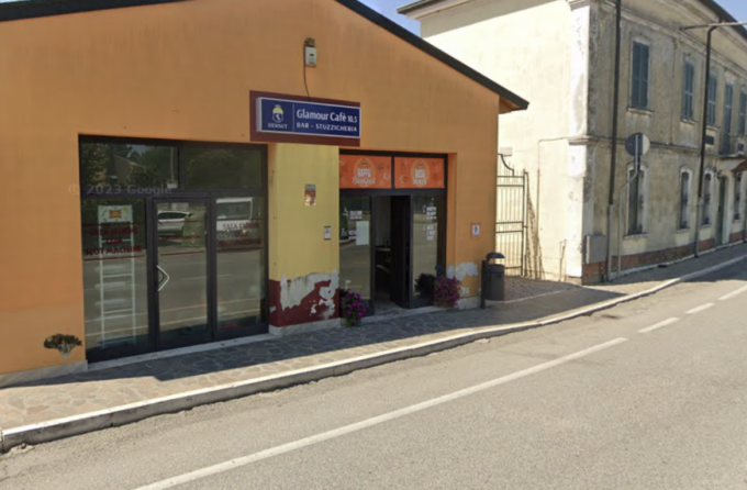 Difende la fidanzata dalle molestie di uno sconosciuto al bar, 29enne pestato nel Mantovano