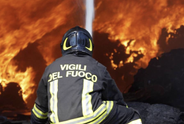Incendio devastante a Buscoldo, in fiamme 650 rotoballe di fieno
