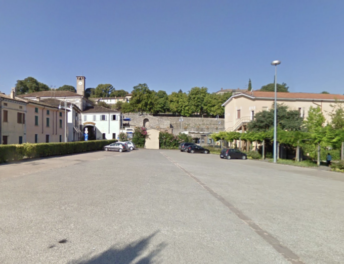 Aggredita sul piazzale chiama soccorsi ma poi rifiuta le cure, caos a Volta Mantovana