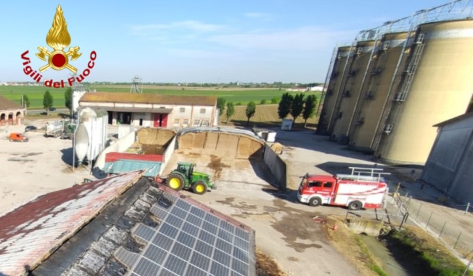 Incendio in azienda agricola, a fuoco l’impianto fotovoltaico: titolare 59enne ferito e diversi bovini morti