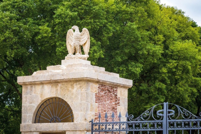 Restaurate le storiche Aquile di Palazzo Te. Il sindaco: “Bellissime, ora avanti con i lavori”
