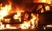 Incendia l'auto del nuovo compagno dell'ex dopo i messaggi minatori e gli episodi di violenza