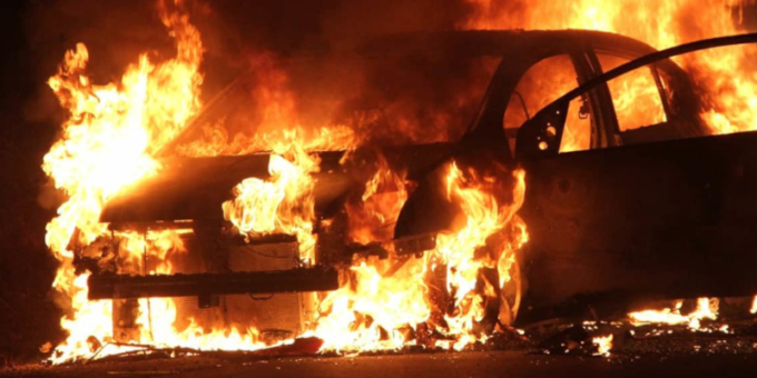 Incendia l’auto del nuovo compagno dell’ex dopo i messaggi minatori e gli episodi di violenza