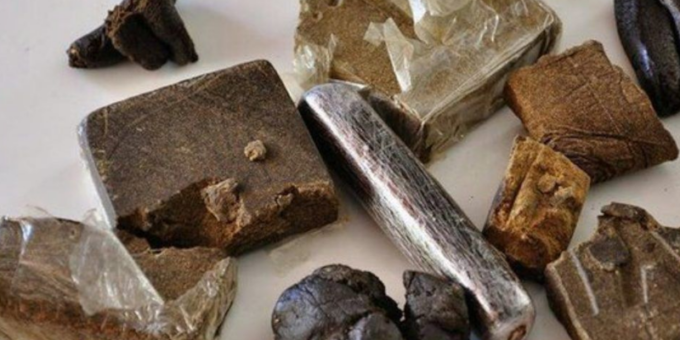 Trovati in possesso di sostanze stupefacenti, nascondevano 4 grammi di hashish