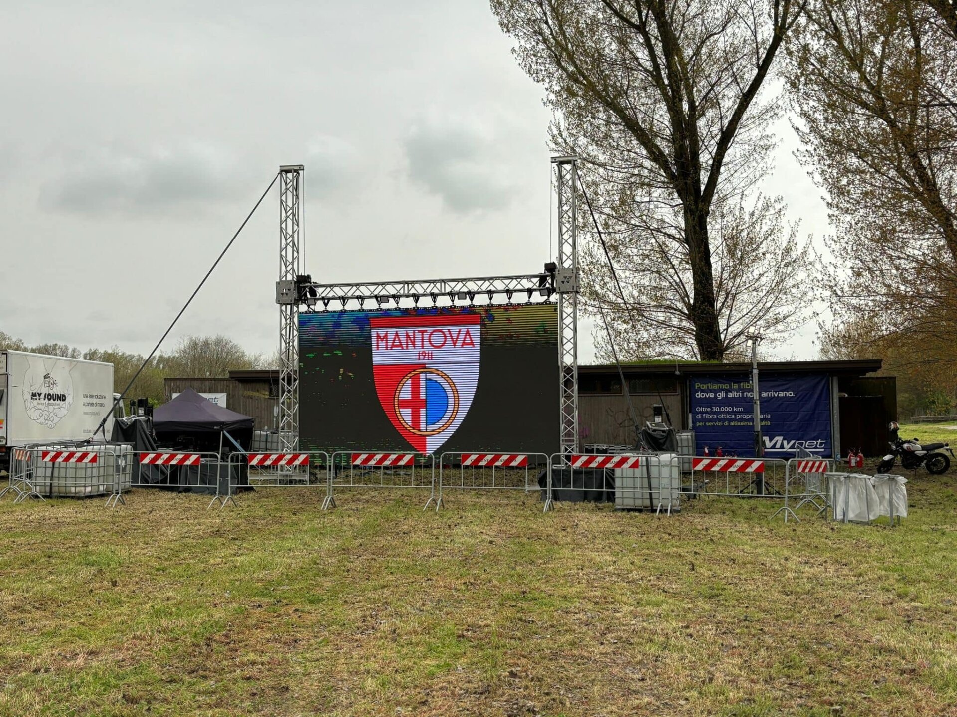 Il maxischermo che era stato installato la vigilia di Pasqua a Campo Canoa per la partita del Mantova (foto dal profilo Facebook del sindaco Mattia Palazzi)