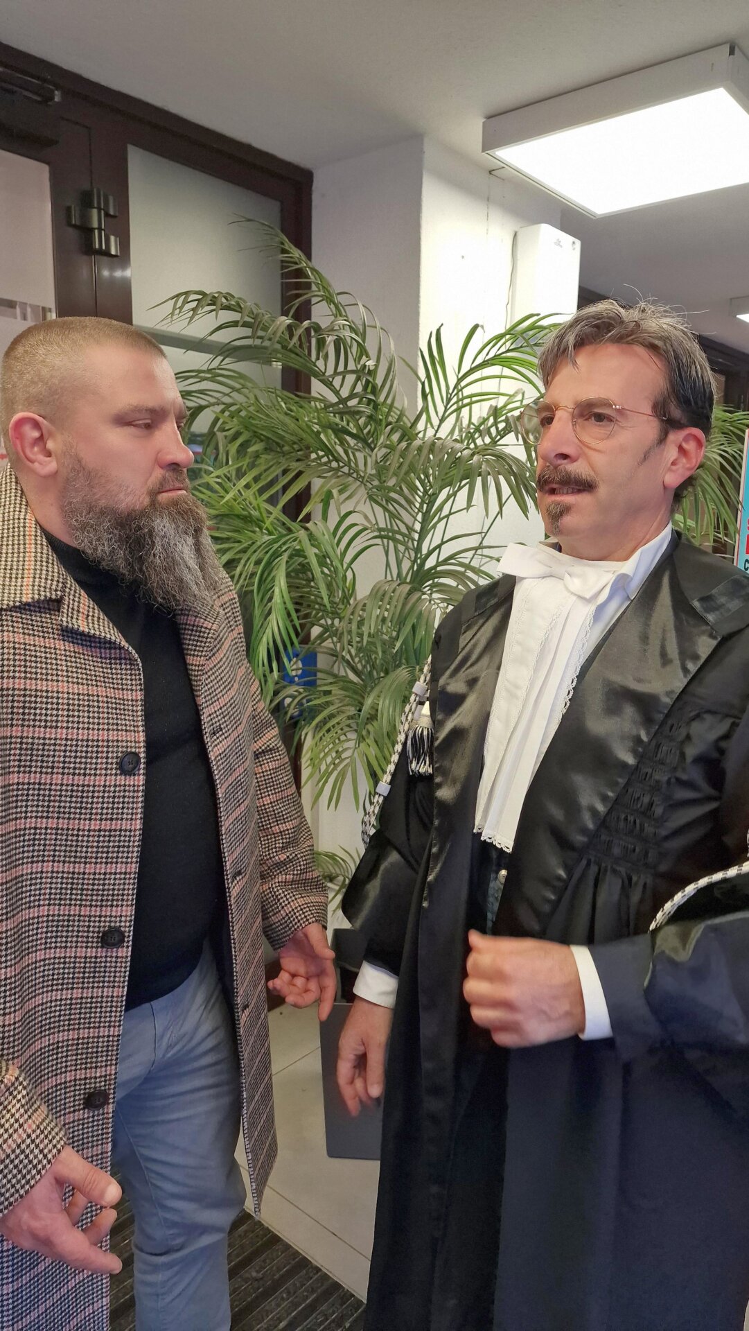 A sinistra Oleksandr Malaiko, padre di Yana, con l'avvocato Angelo Lino Murtas