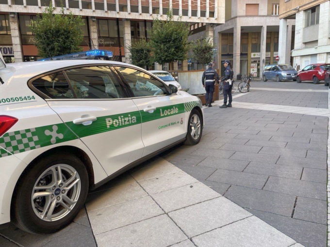 Controlli della polizia locale in centro a Mantova