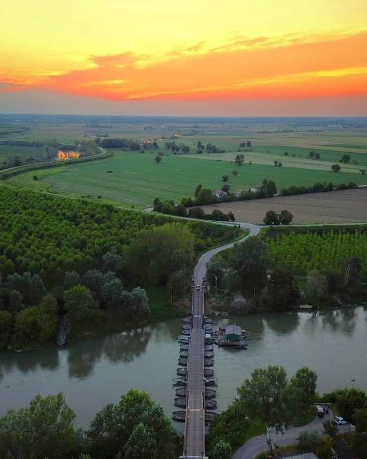 Un suggestivo scorcio del ponte di barche (dalla pagina Facebook "Il paese sull'acqua: San Matteo delle Chiaviche")