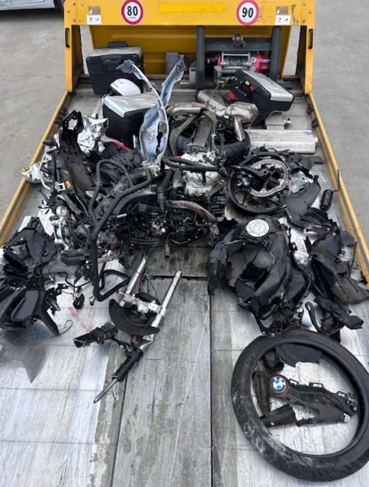 I resti della motocicletta Bmw di Carra dopo il drammatico incidente