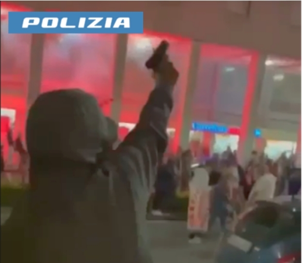 Sparano con una scacciacani durante i festeggiamenti del Mantova, due giovani nei guai
